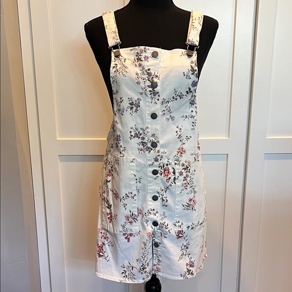Tinseltown Dresses & Skirts - Tinseltown Floral Print Overall Dress with Button Detail